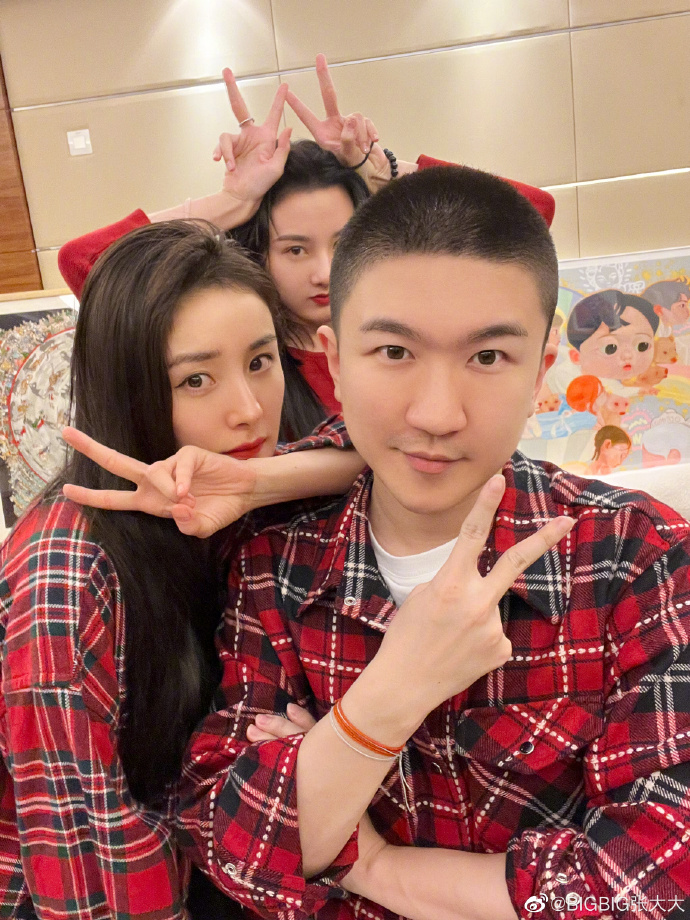 组图：张大大晒与朋友新年聚会照 杨幂宋祖儿秦霄贤等现身_5