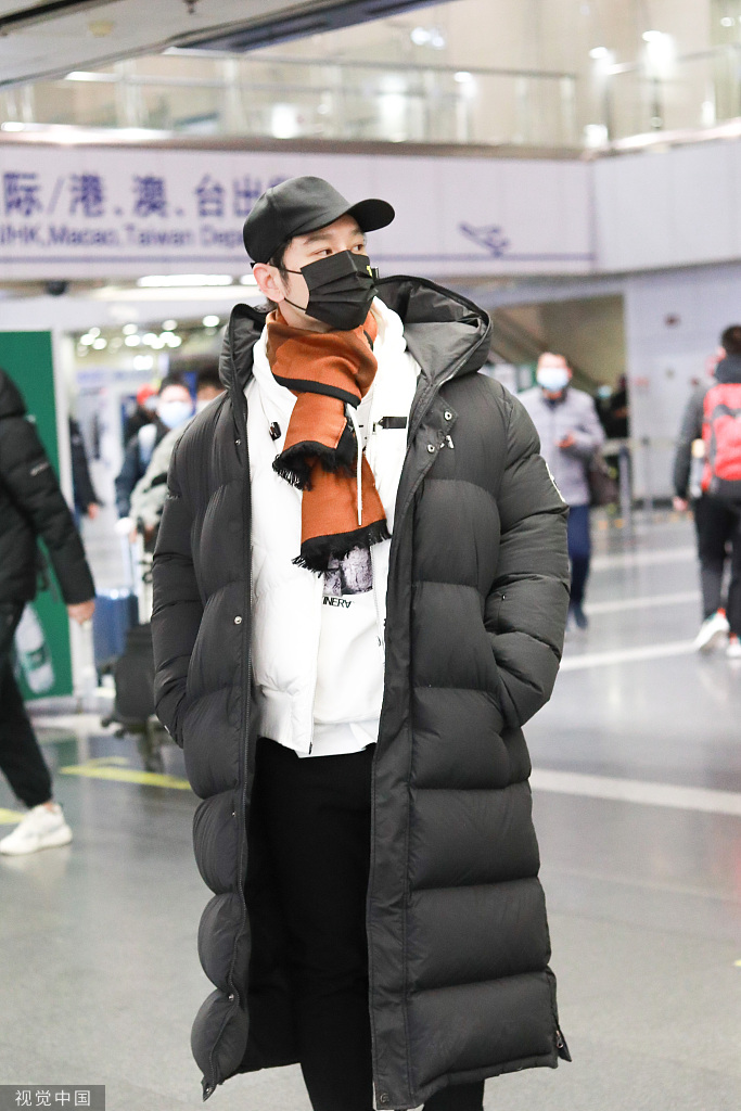 组图：黄晓明离婚后首现身机场 穿长羽绒服独自出行心情不错_4