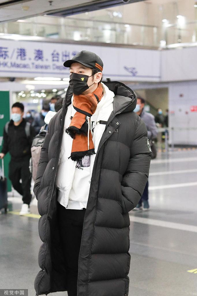组图：黄晓明离婚后首现身机场 穿长羽绒服独自出行心情不错_3