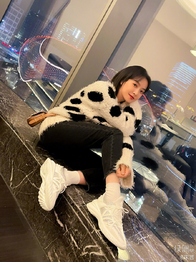 组图：宋茜晒美照讲土味情话 穿白底黑花衣服称自己是小兔子_4
