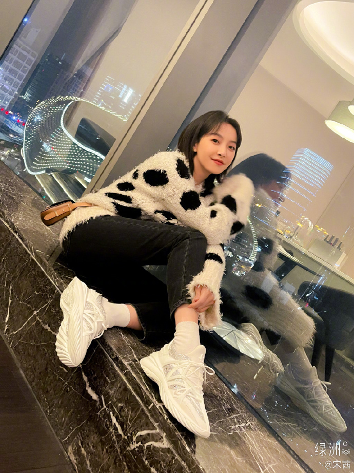 组图：宋茜晒美照讲土味情话 穿白底黑花衣服称自己是小兔子_3