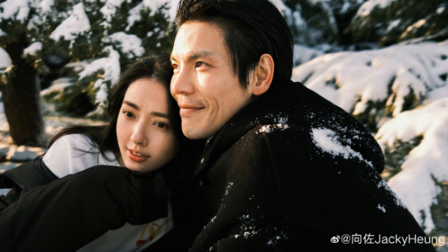 组图：向佐郭碧婷穿情侣装秀恩爱 夫妻俩登山欣赏美景超浪漫_3