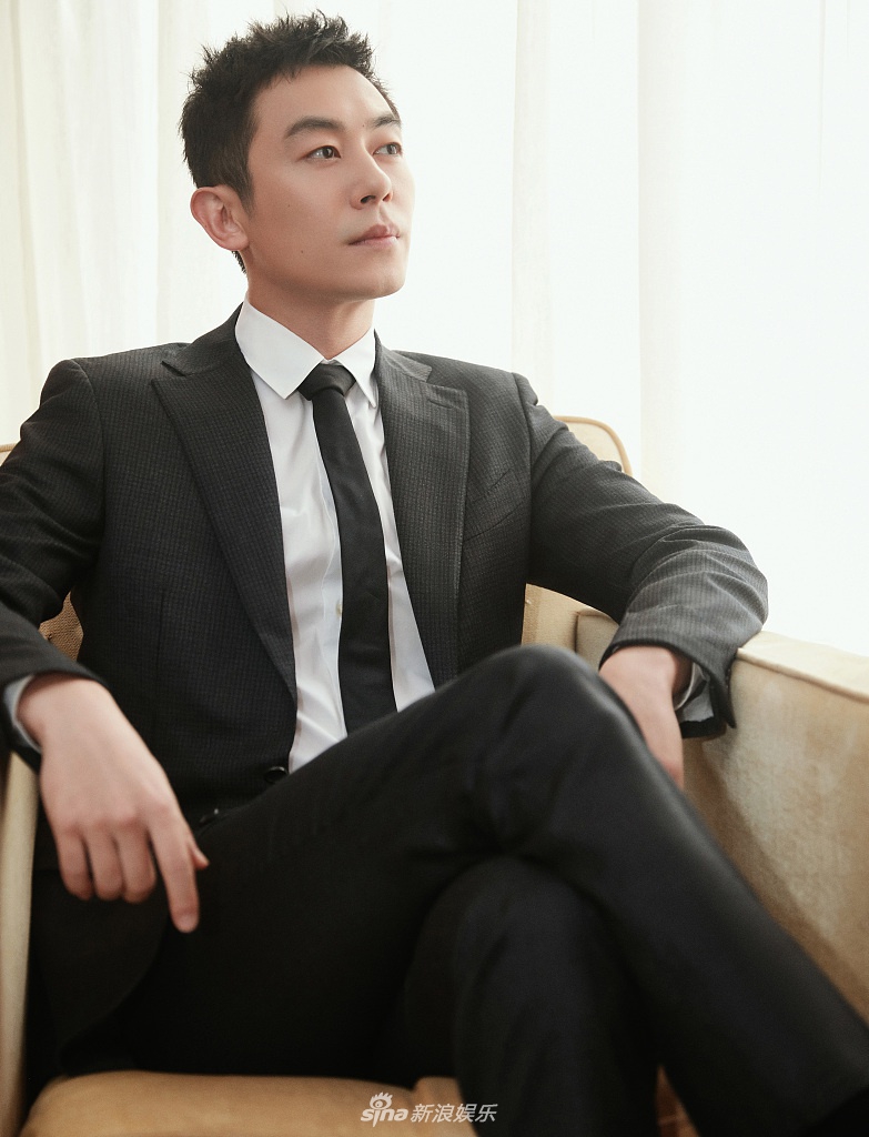 组图:朱亚文亮相晚会致敬英雄 西装写真展示成熟型男魅力