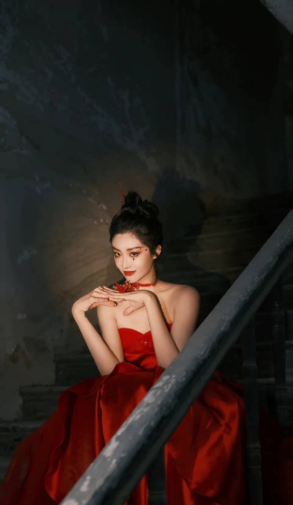 组图：喻言暗黑系写真释出 穿大红裙配吸血鬼妆容惊艳魅惑_4