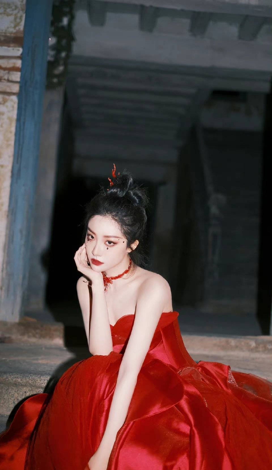 组图：喻言暗黑系写真释出 穿大红裙配吸血鬼妆容惊艳魅惑_2