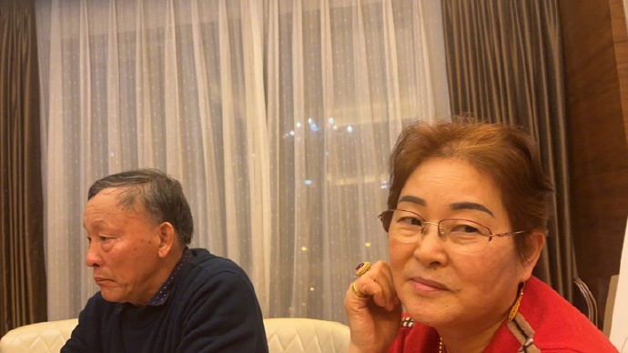 组图：林允分享妈妈新纹眉 调侃称“本来是想让爸爸纹的”