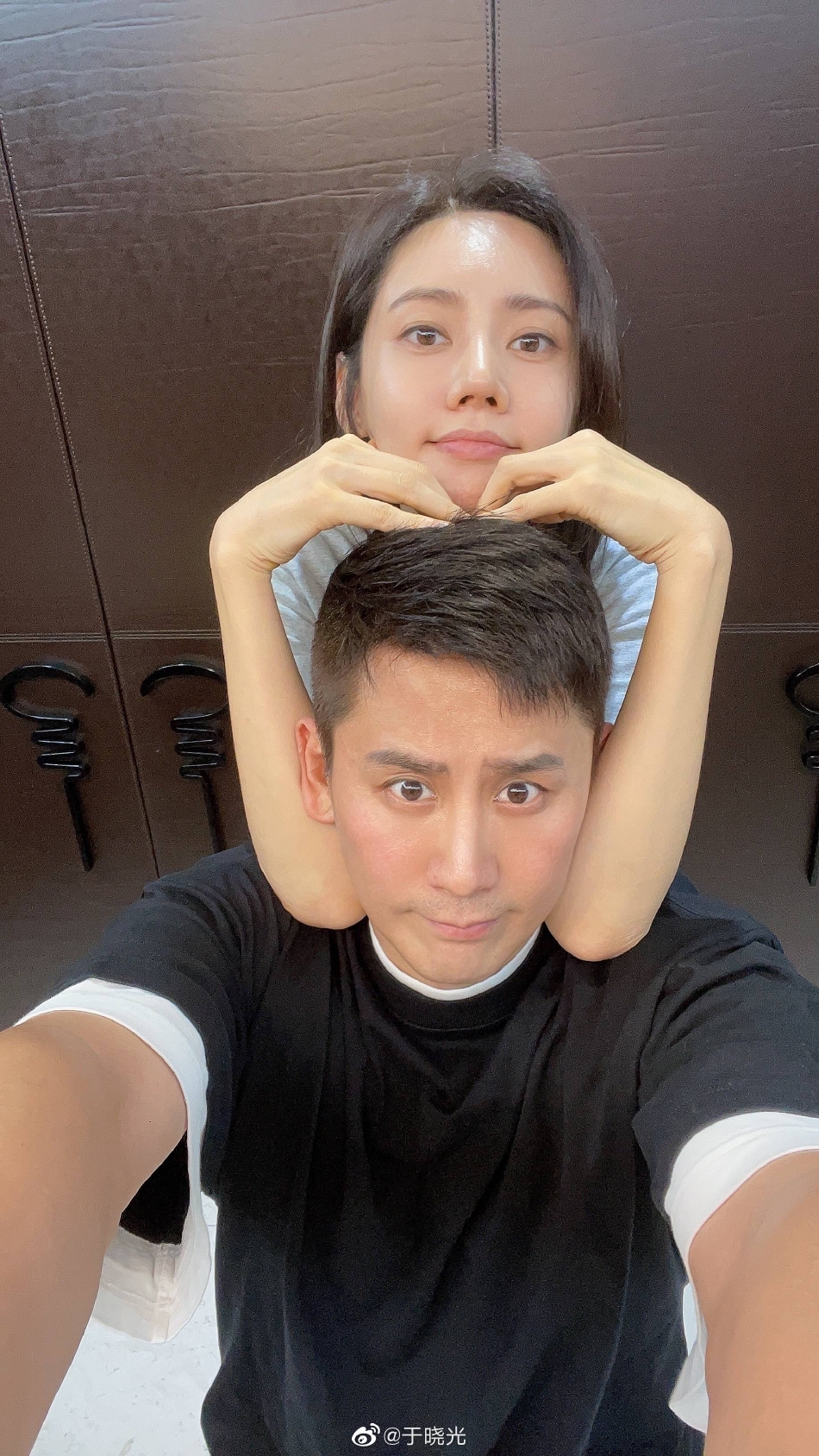 组图：于晓光新年晒与妻子贴脸合照 秋瓷炫温婉可人状态佳_1