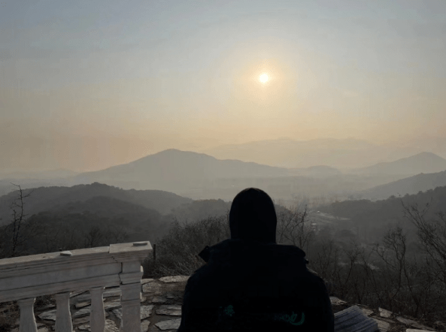 组图：向佐郭碧婷穿情侣装秀恩爱 夫妻俩登山欣赏美景超浪漫