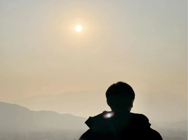 组图：向佐郭碧婷穿情侣装秀恩爱 夫妻俩登山欣赏美景超浪漫_1