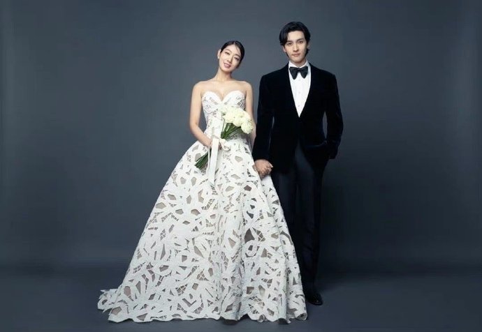 组图：朴信惠晒婚礼现场照 穿白纱置身白花中如梦如幻_4