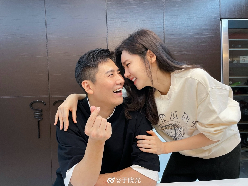 组图：于晓光新年晒与妻子贴脸合照 秋瓷炫温婉可人状态佳_4