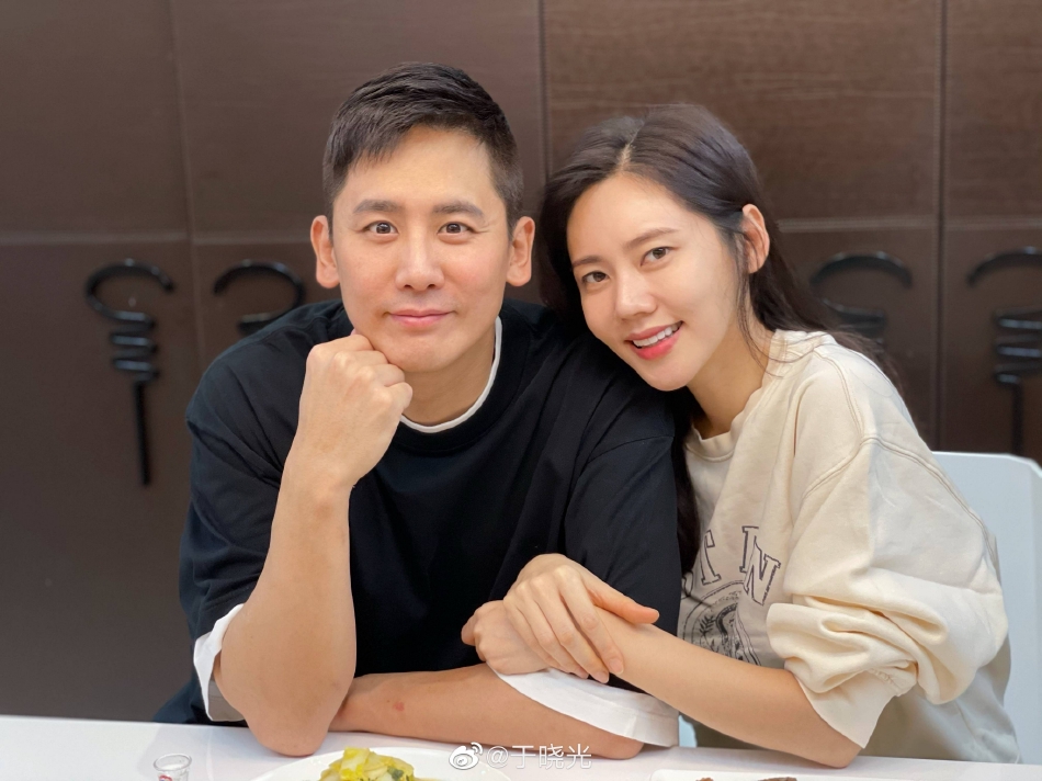 组图：于晓光新年晒与妻子贴脸合照 秋瓷炫温婉可人状态佳_3