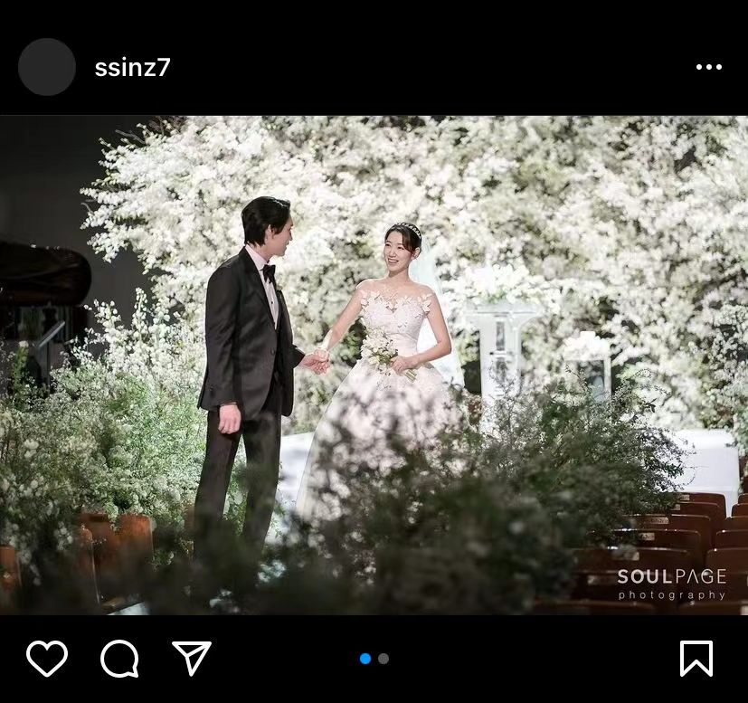 组图：朴信惠晒婚礼现场照 穿白纱置身白花中如梦如幻