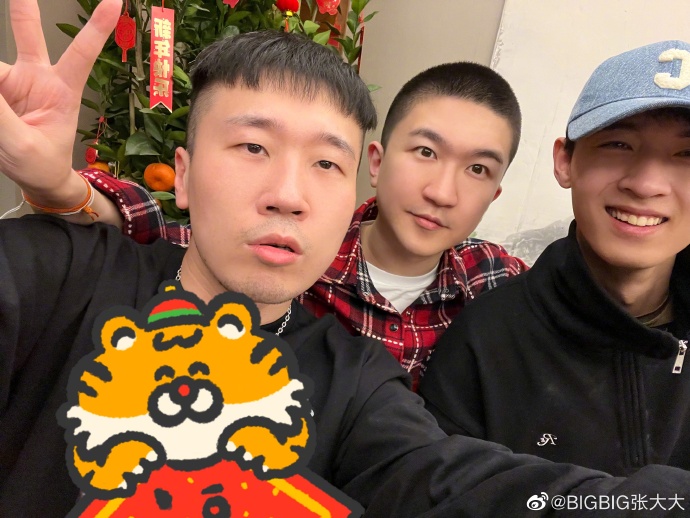 组图：张大大晒与朋友新年聚会照 杨幂宋祖儿秦霄贤等现身_7