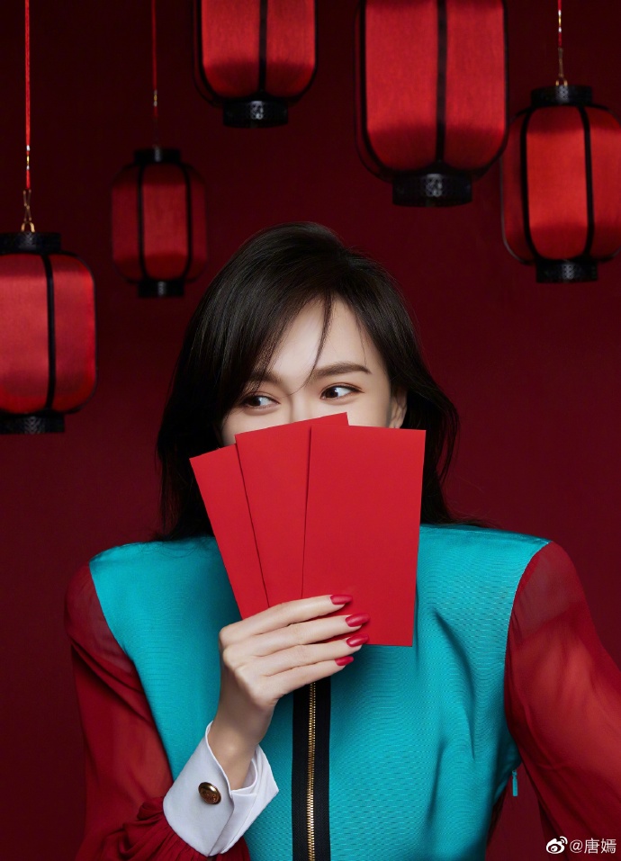 组图：唐嫣晒新年大片甜称自己“红包糖” 花式比心笑容满分_2