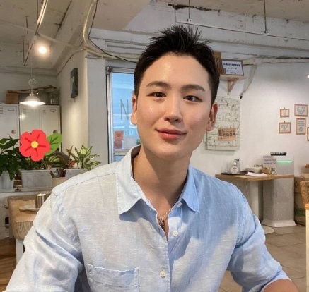 组图：丁海寅与小7岁弟弟同框合照 兄弟俩眉眼相似风格大不同_3