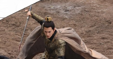 组图：杨洋《且试天下》骑马路透曝光 穿铠甲执剑器宇不凡_3