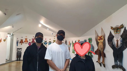 组图：丁海寅与小7岁弟弟同框合照 兄弟俩眉眼相似风格大不同_1