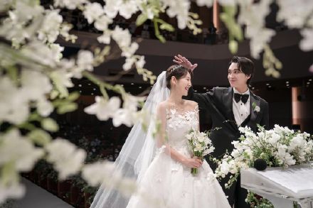 组图：朴信惠晒婚礼现场照 穿白纱置身白花中如梦如幻_1