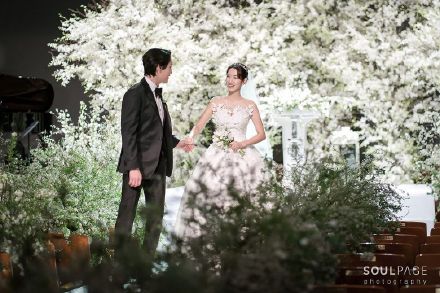 组图：朴信惠晒婚礼现场照 穿白纱置身白花中如梦如幻_2