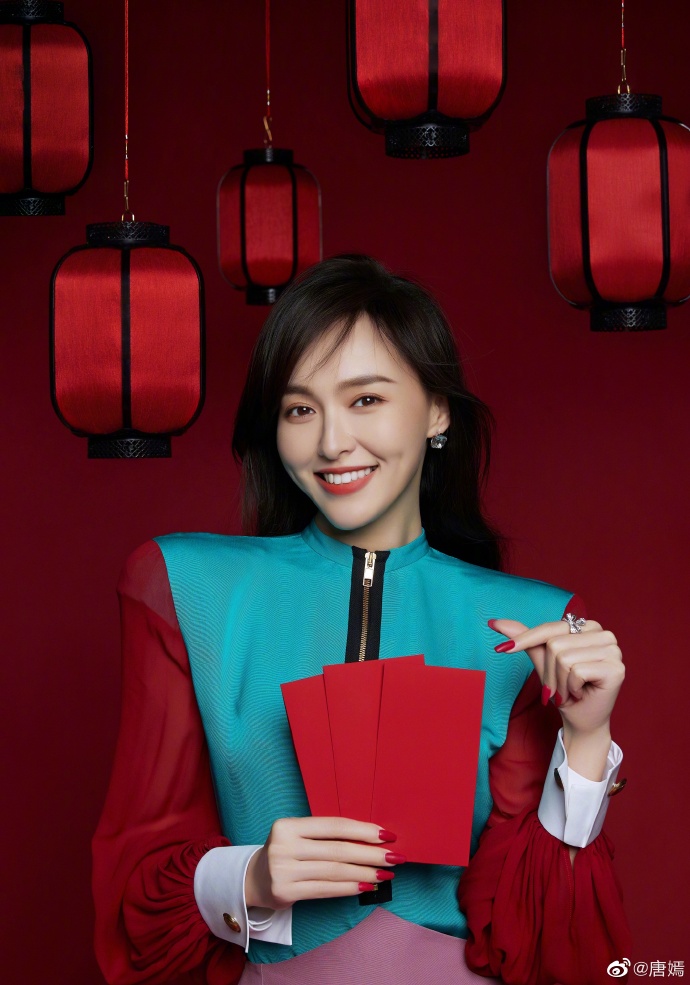 组图：唐嫣晒新年大片甜称自己“红包糖” 花式比心笑容满分_4