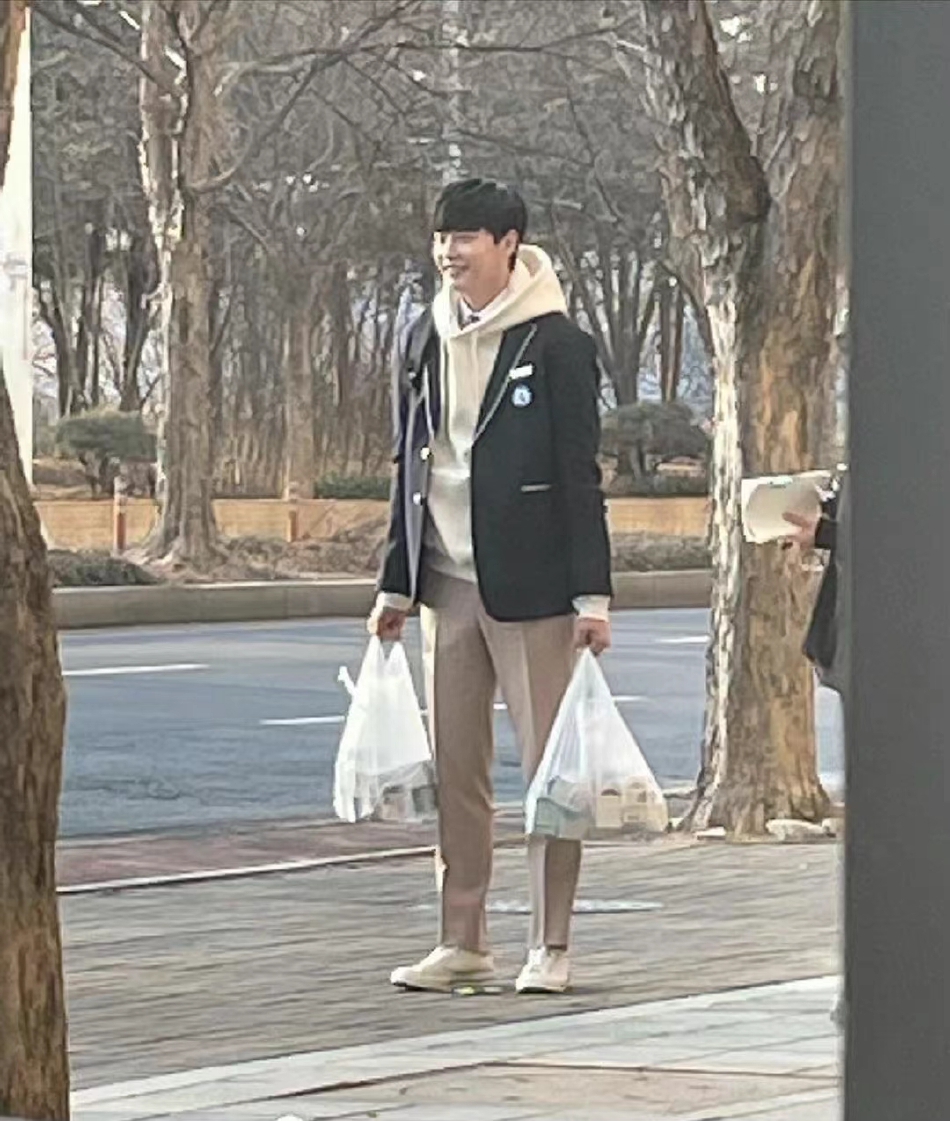 组图：李钟硕新剧校服路透图曝光 搭配卫衣少年感满满_2