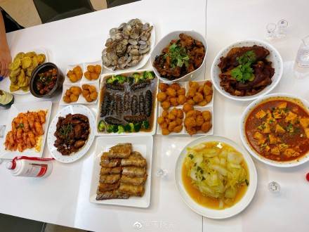 组图：于晓光新年晒与妻子贴脸合照 秋瓷炫温婉可人状态佳_5