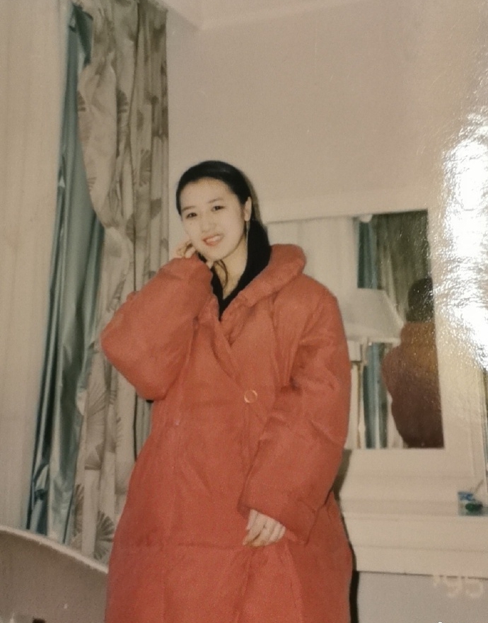 组图:孙千晒妈妈高颜值旧照 长发温婉清纯短发清爽干练