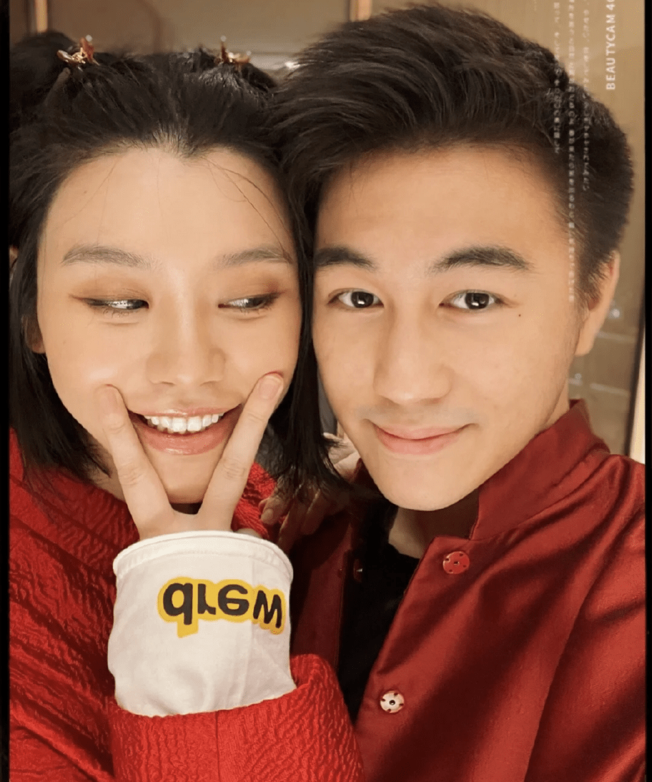组图：奚梦瑶久违晒照秀恩爱 与何猷君贴面合影迎新年