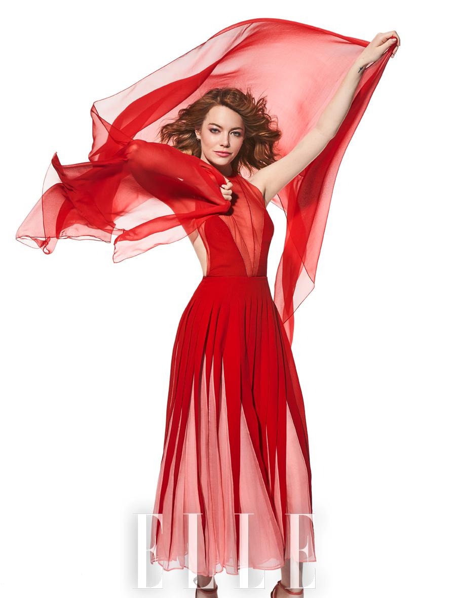 艾玛斯通的一组时尚大片曝光 身着红色纱裙大秀妖娆身姿-知音女性网