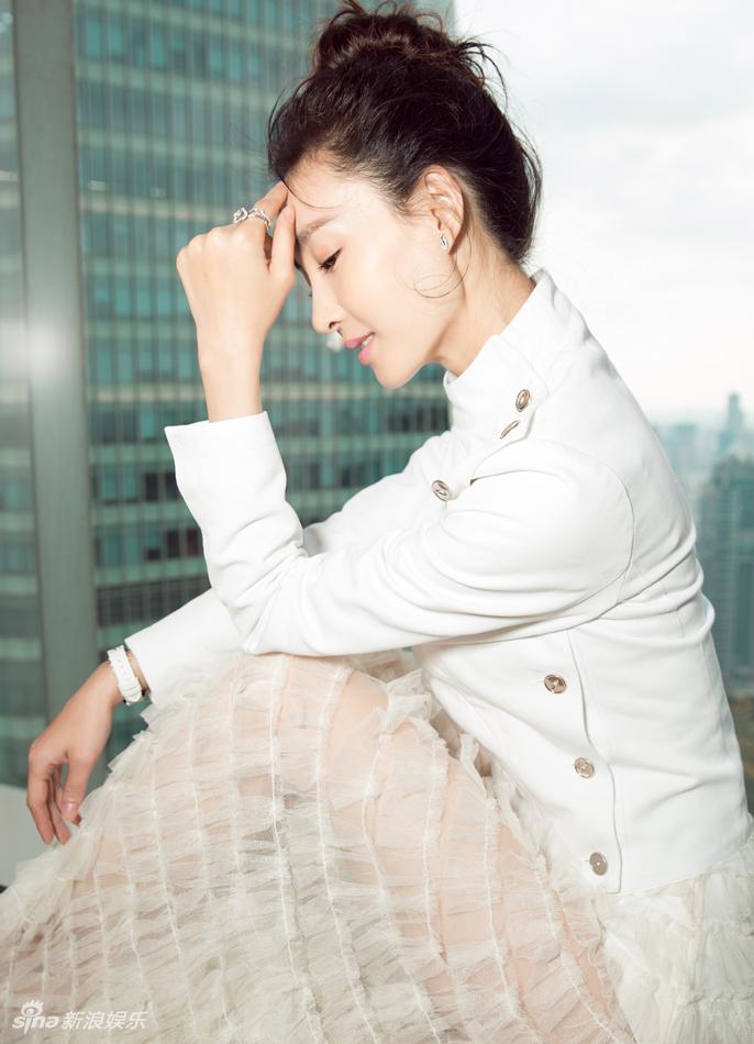 组图:王丽坤优雅似白天鹅 透视纱裙隐现细长美腿