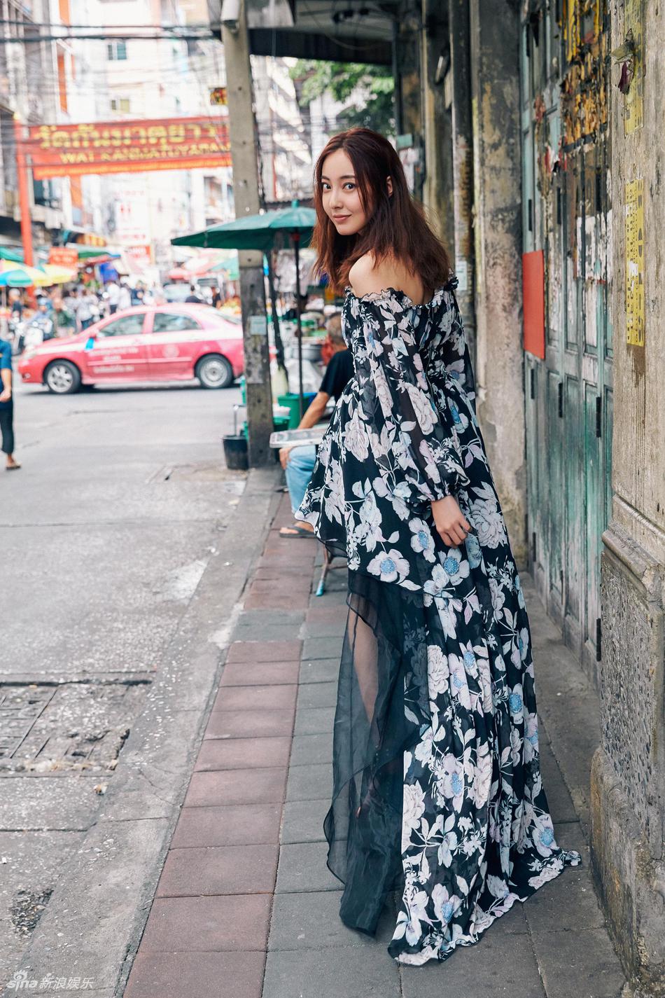 米露懒理与杨玏恋情传闻 街头灿笑秀长腿香肩