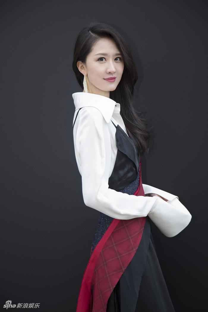 张雯受邀出席时装周 拼接礼服裙妩媚又知性[6p]