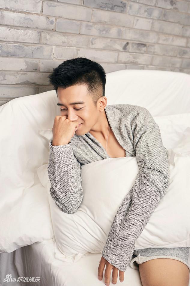 孙绍龙大方半裸秀胸肌 温暖浅笑玩转小清新