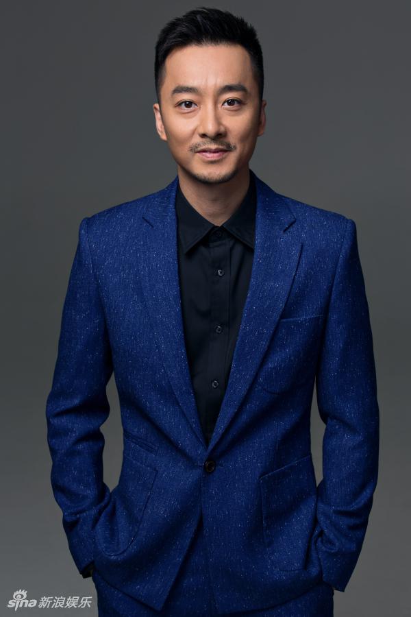 吴超西服写真曝光 眼神深邃尽显型男风范