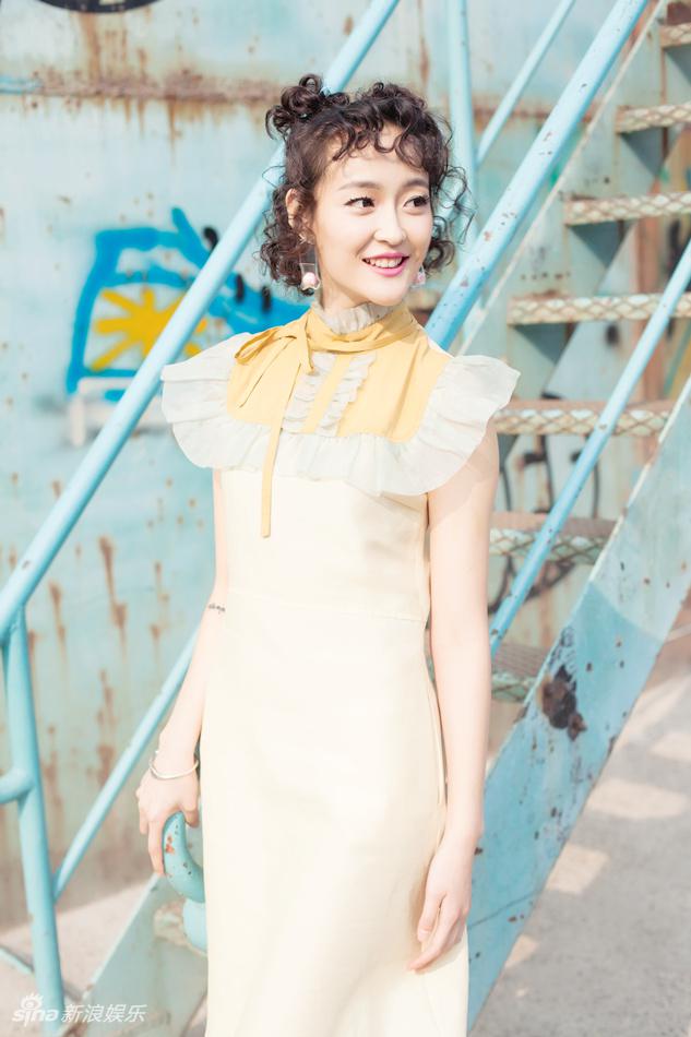 申晓雨泡面头亮相秀场 明媚笑容展露青春活力