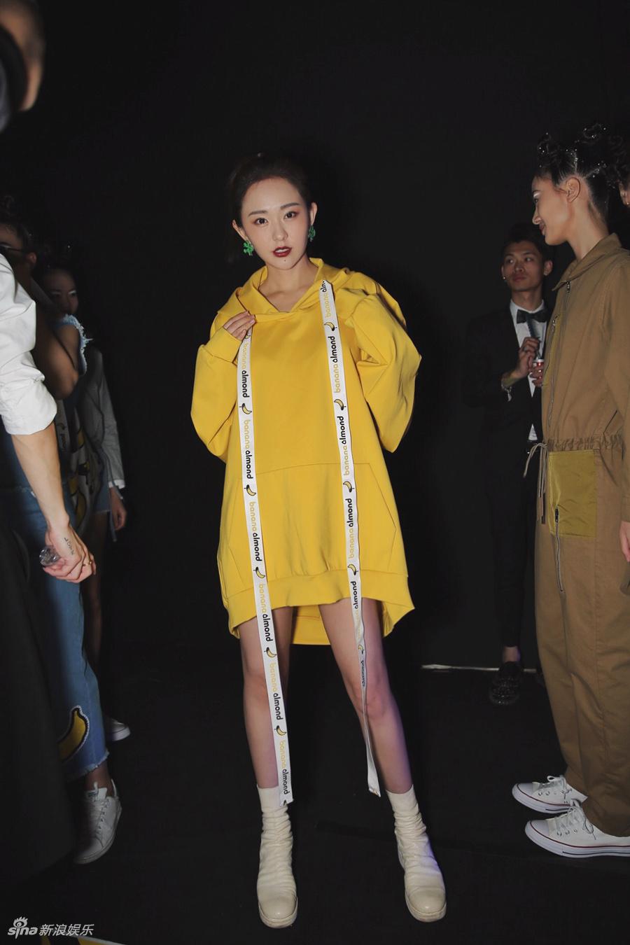 组图:孙耀琦着自创潮牌时装周走秀 气场十足