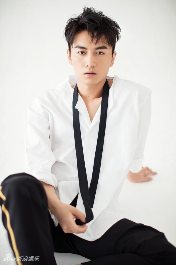 陈晓曝光了一组春日写真 流露出如同居家般的放松慵懒-知音女性网