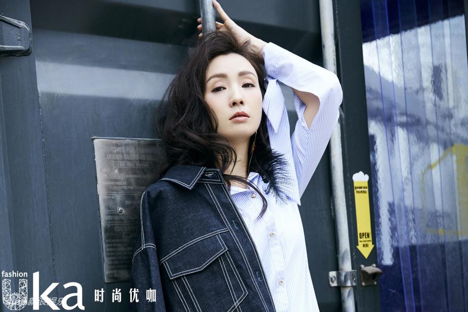 组图:45岁陶虹街拍宛若少女 笑靥如花完美逆生长