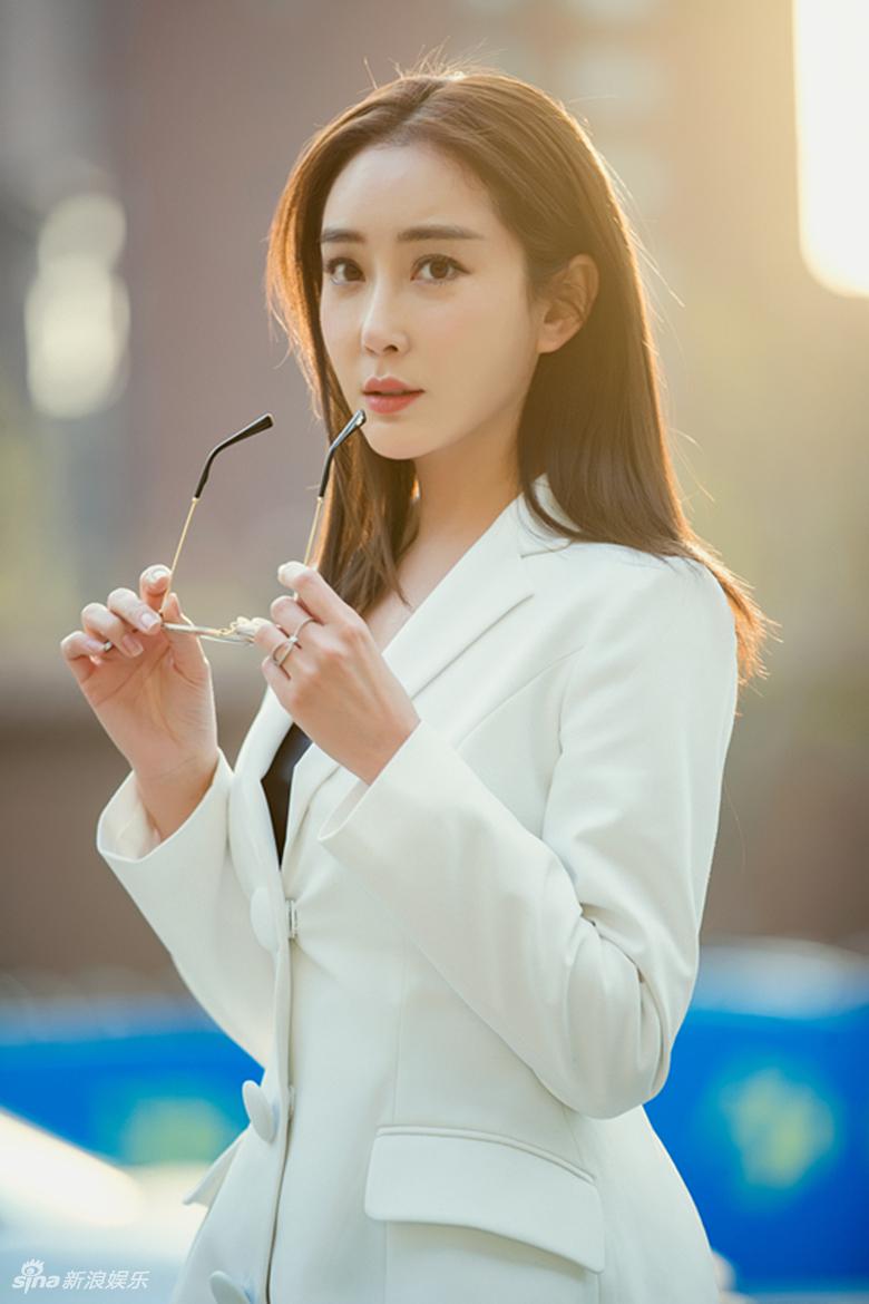 组图:杜若溪性感清凉出席秀场 胸前巧妙秀春光