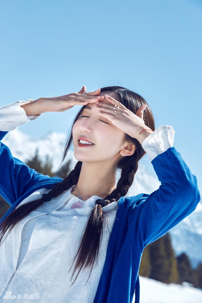 组图:娄艺潇雪山下翩翩起舞 纯净灵动宛若一幅画