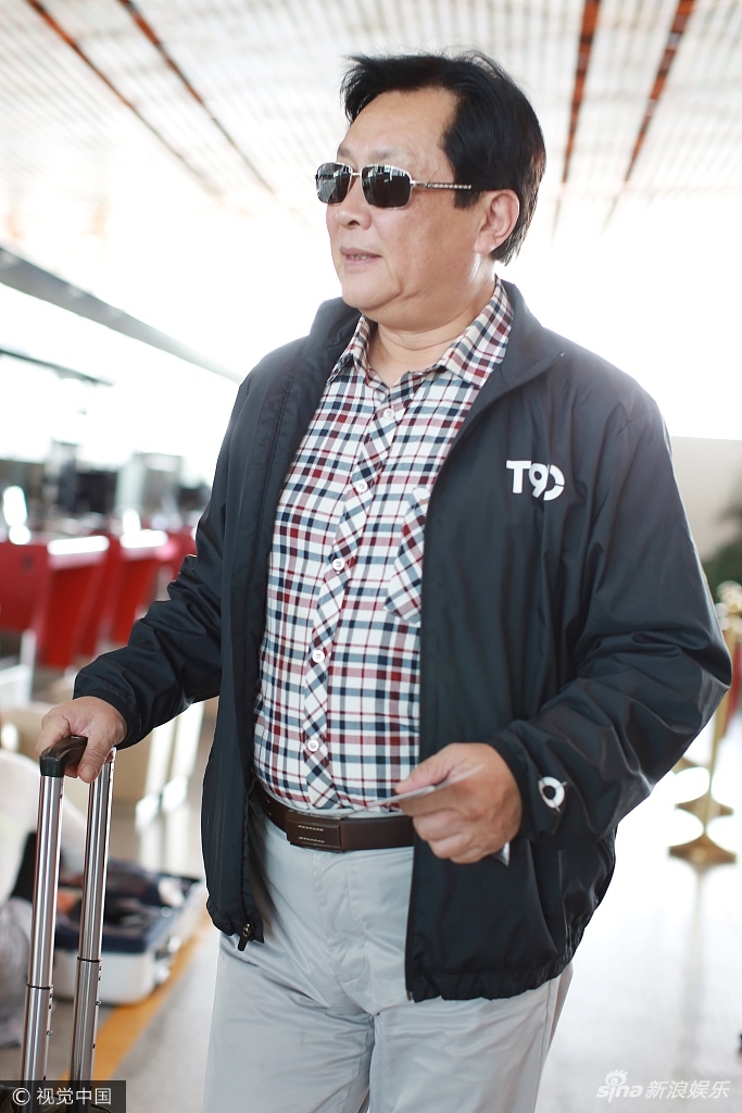 05 15:10:25 4 / 4 新浪娱乐讯 日前,唐国强现身机场,架黑超满满老