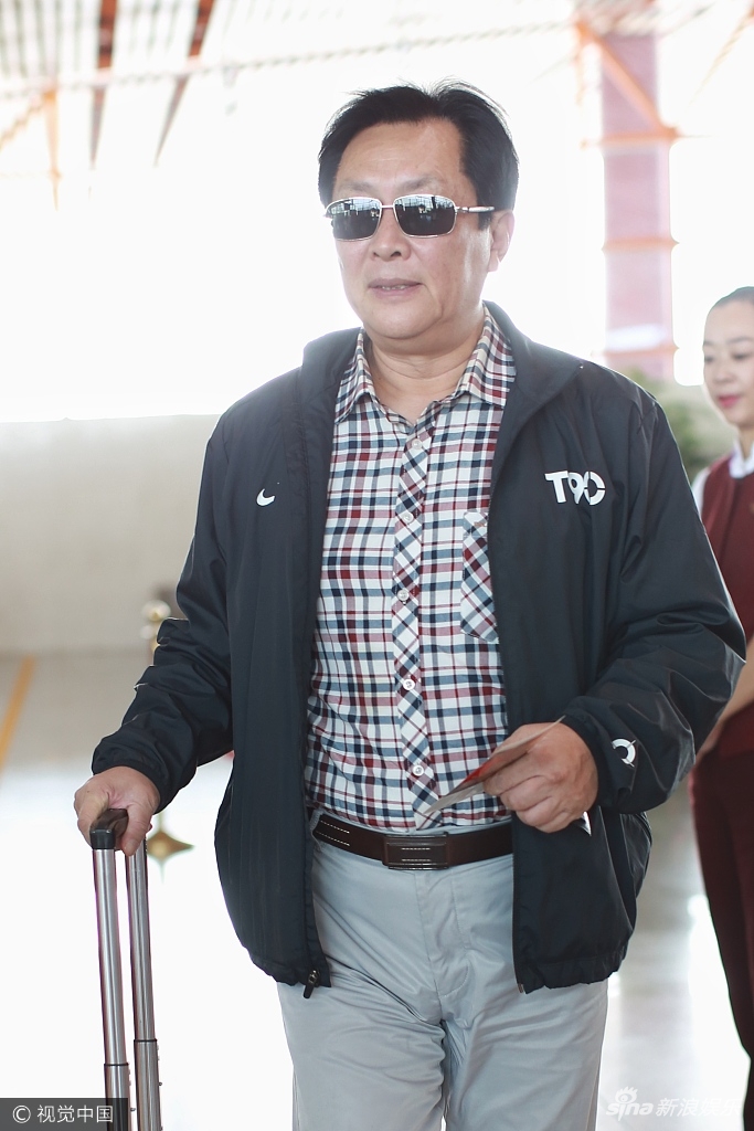 组图:唐国强架黑超满满老干部即视感 独自拖行李箱大方任拍