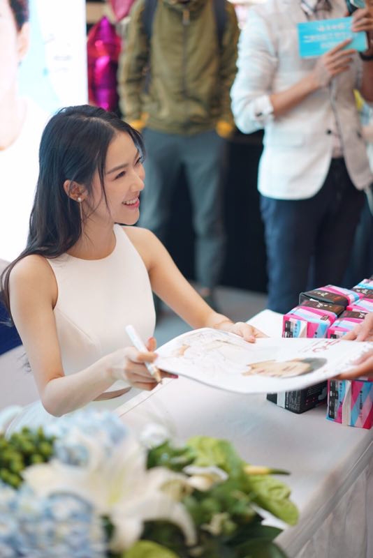 组图:宁心出席代言活动仙气十足 倡导环保正能量