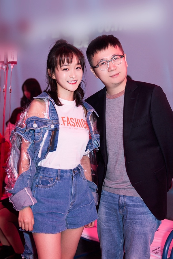 组图:何泓姗活力出席时尚派对 抢眼潮搭少女十足 - 娱乐明星 - 紫呜网 - www.ziwuwu.com