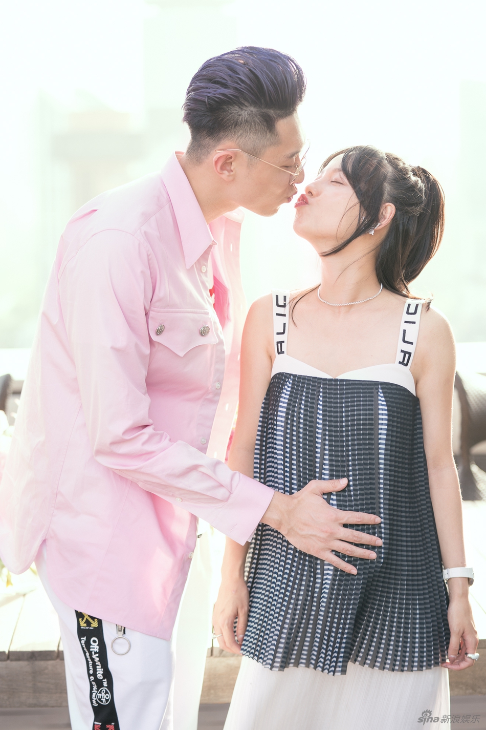 张嘉倪微博晒全家福 一家四口爱意浓