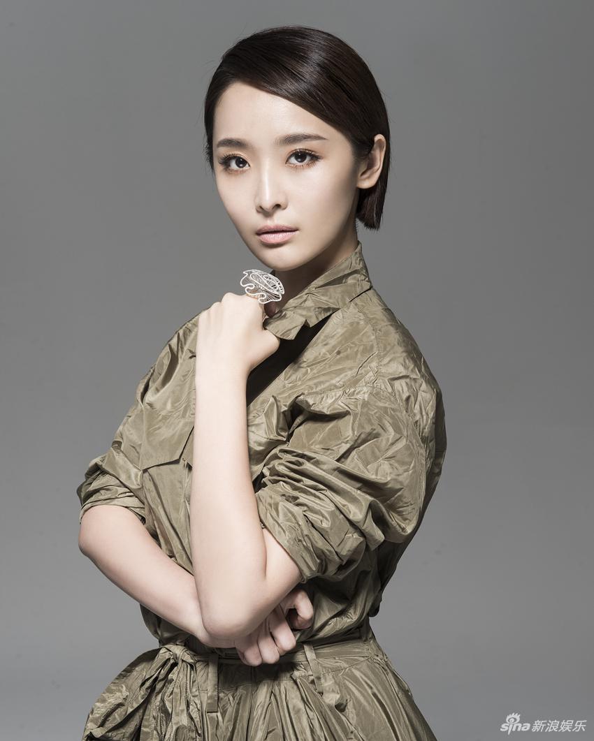 组图:李曼金色写真曝光 肤白貌美气场全开