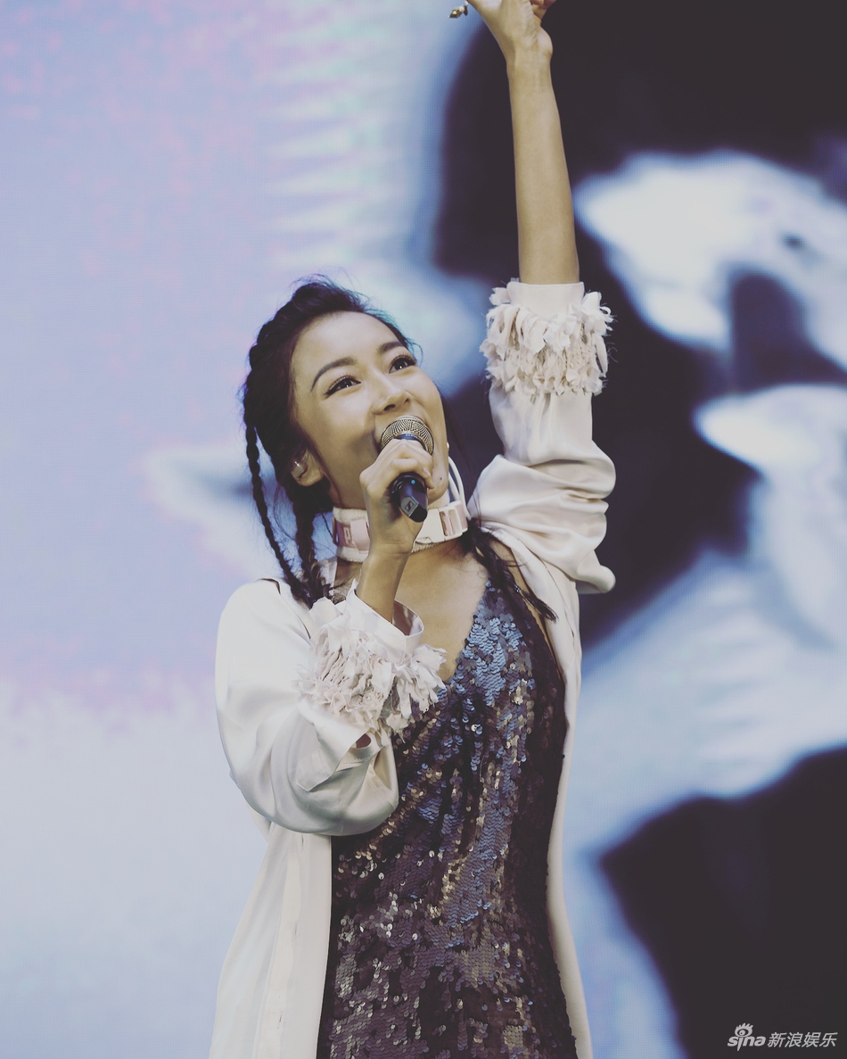 组图:扎心了!黑美人吉克隽逸这个小脏辫造型辣眼睛