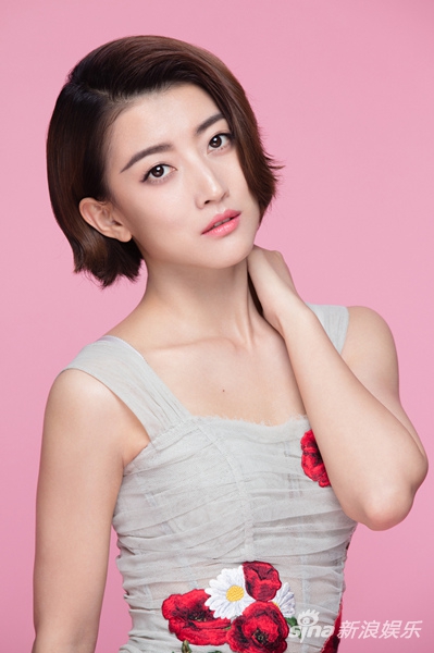 新浪娱乐讯 近日,热播剧中出演戚薇好搭档的卫莱曝光了一组写真,曼妙