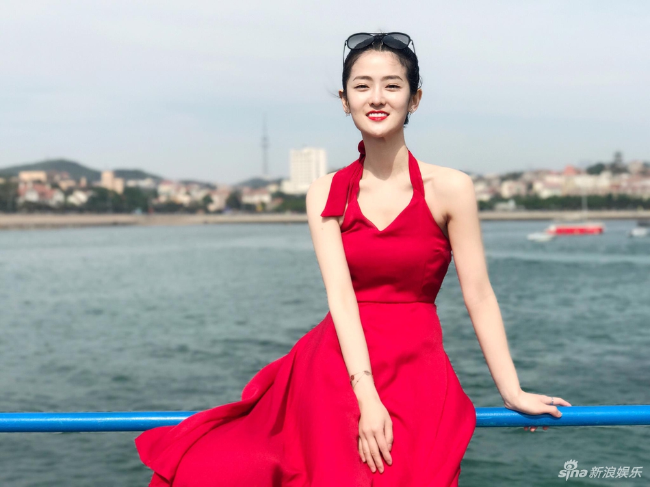 中国内地美女演员梦秦海边拍摄写真